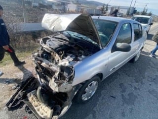 Bozüyük’te yol üzerindeki kalas, kazaya sebep oldu: 2 yaralı