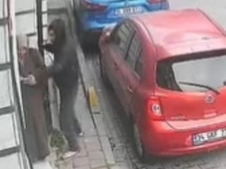 İstanbul'da kapkaç alarmı: Kadının telefonunu sokakta çalıp kaçtı