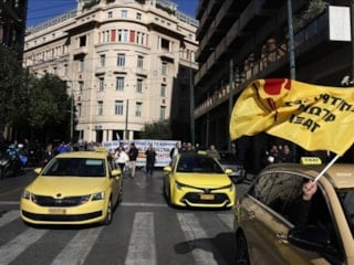 Atina’da taksiciler süresiz grevde