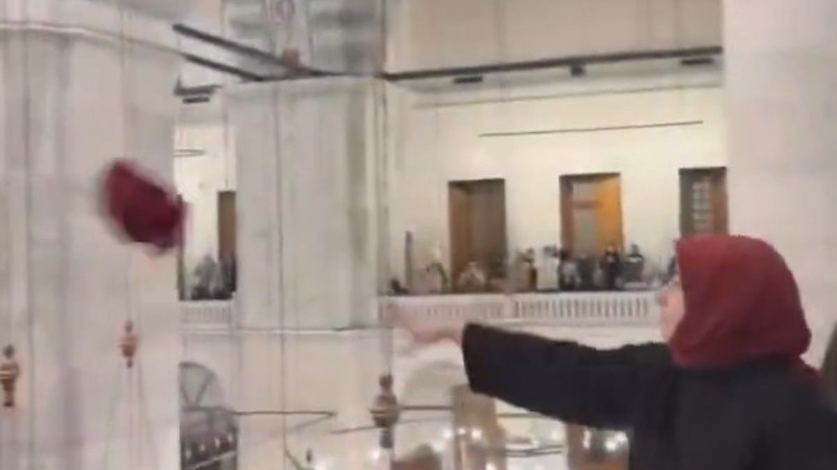 Kadir Gecesi’nde Fatih Camii’nde kadınlardan başörtülü Kudüs protestosu