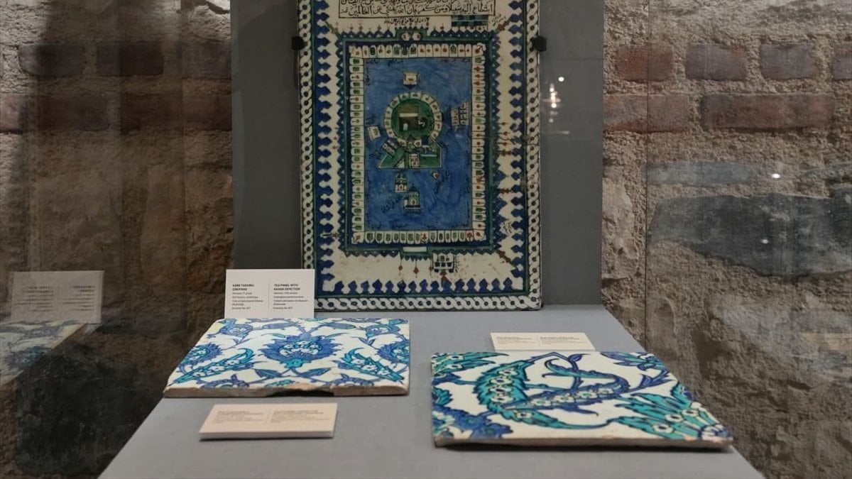 Bakan Ersoy müjdeyi verdi: Çalınan 2 İznik çinisi Türkiye’ye iade edildi