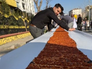İstanbul’da lahmacun rekoru: 63 metrelik dev lezzet Guinness’e girdi