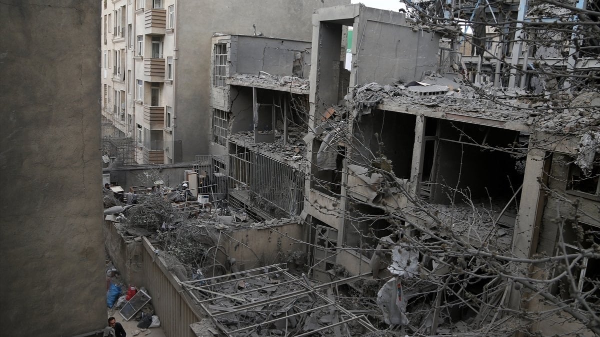 Tahran'ın Cevadiye ve Beryanek bölgelerindeki yıkım görüntülendi