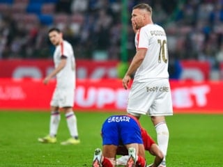 Galatasaray'ın eski yıldızı Lukas Podolski rakibine yumruk attı