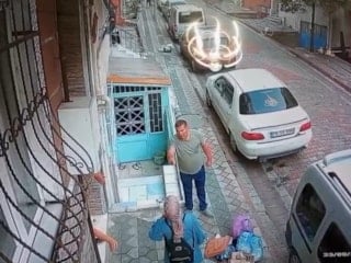 İstanbul'da husumetli olduğu komşusuna sokakta yumrukla saldırdı