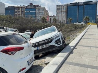 Arnavutköy’de fren yerine gaza basınca araçların üzerine çıktı