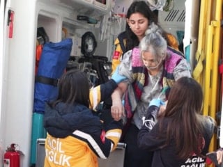 Kadıköy'de daire yangını: Yaşlı kadın dumandan etkilendi