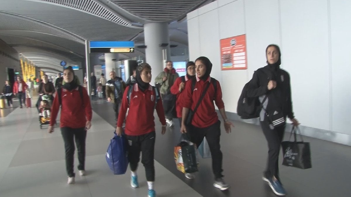 Asya Kupası'ndaki kriz sonrası İran Kadın Milli Futbol Takımı İstanbul'da