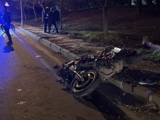 Eskişehir'de direğe çarpan motosikletin sürücüsü can verdi