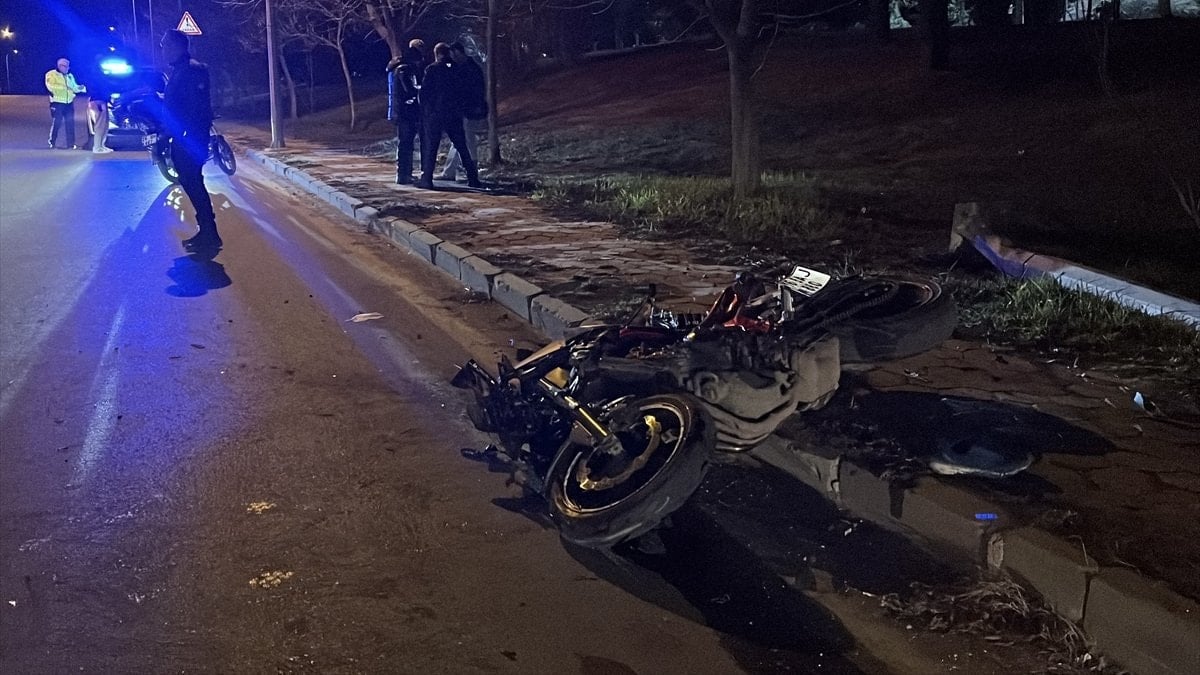 Eskişehir'de direğe çarpan motosikletin sürücüsü can verdi
