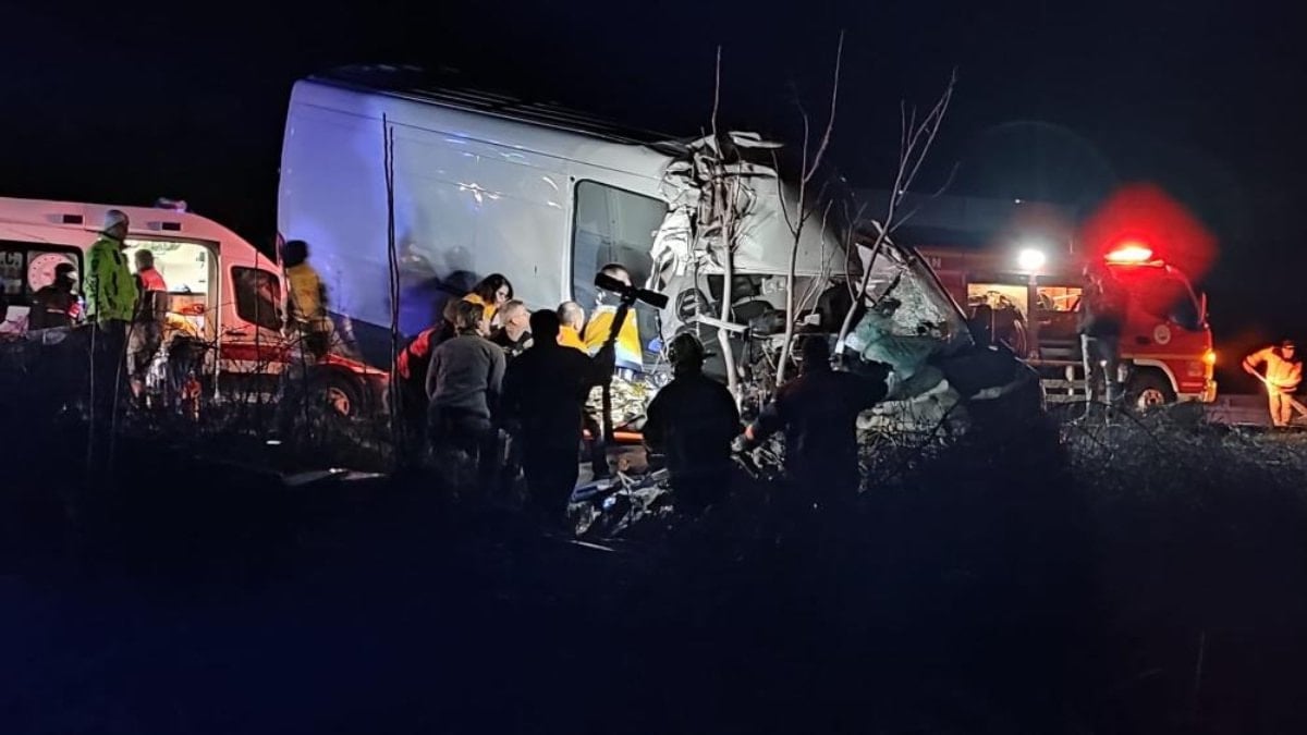 Edirne'de tıra çarpan kamyonetteki 2 kişi öldü