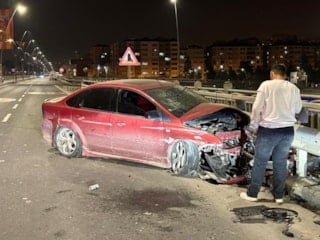 Kayseri’de kontrolden çıkan otomobil bariyerlere çarptı