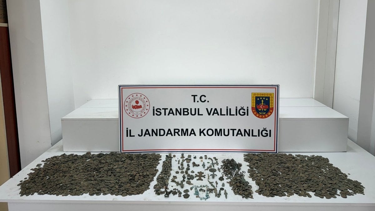 İstanbul'da düzenlenen operasyonda 8 bin 582 adet tarihi eser ele geçirildi