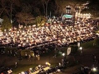 Boğaziçi Üniversitesi bahçesinde cemaatle akşam namazı