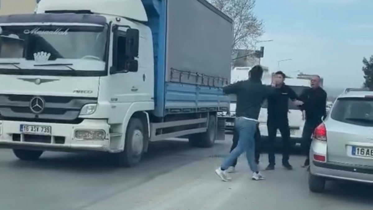 Bursa'da trafikte kavga anları kamerada