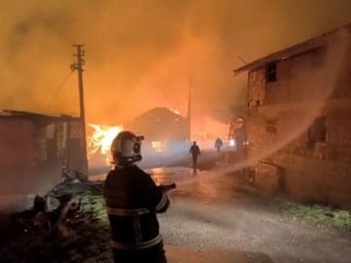 Bolu’da gece yangını: Çok sayıda yapı küle döndü