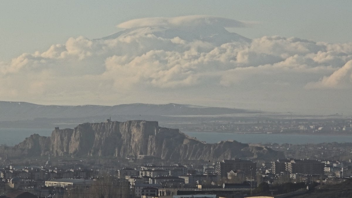 Süphan Dağı’nda bulut denizi görsel şölen sundu