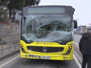 Üsküdar’da iki İETT otobüsü durağa çarptı