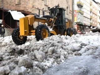 Kars'ta kar ve buz kütleleri yerleşim dışına taşınıyor