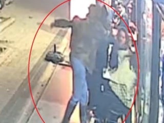 Bursa'da alkollü kadının çevredekilere saldırdığı anlar kamerada