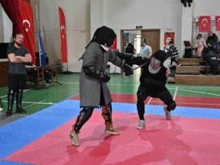 Eskişehir’de tarihi kılıçlar dostluk için çarpıştı