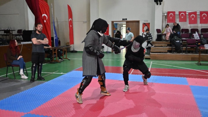 Eskişehir’de tarihi kılıçlar dostluk için çarpıştı