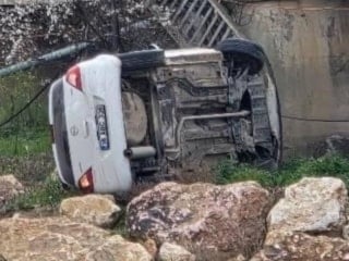 Bursa'da köprüden dere yatağına uçan genç sürücü yaralı kurtuldu