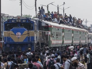 Bangladeş'te bayram öncesi tren yoğunluğu: Milyonlarca kişi yollara düştü