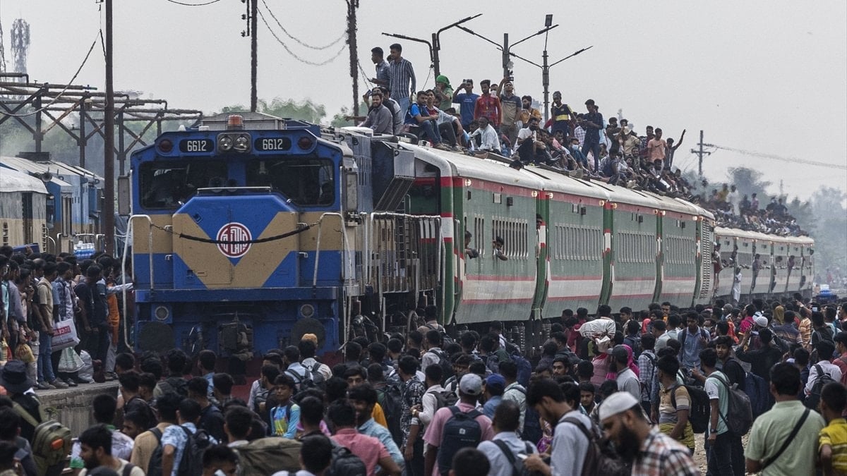Bangladeş'te bayram öncesi tren yoğunluğu: Milyonlarca kişi yollara düştü