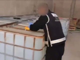 İzmir merkezli 4 ilde operasyon: 40,2 ton taklit etiketli etil alkol ele geçirildi