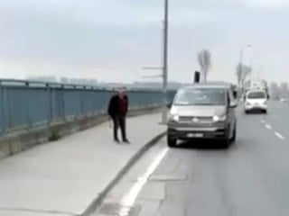 İstanbul'da aracından çekiçle inen sürücü kamerayı görünce geri döndü