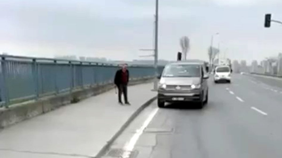 İstanbul'da aracından çekiçle inen sürücü kamerayı görünce geri döndü