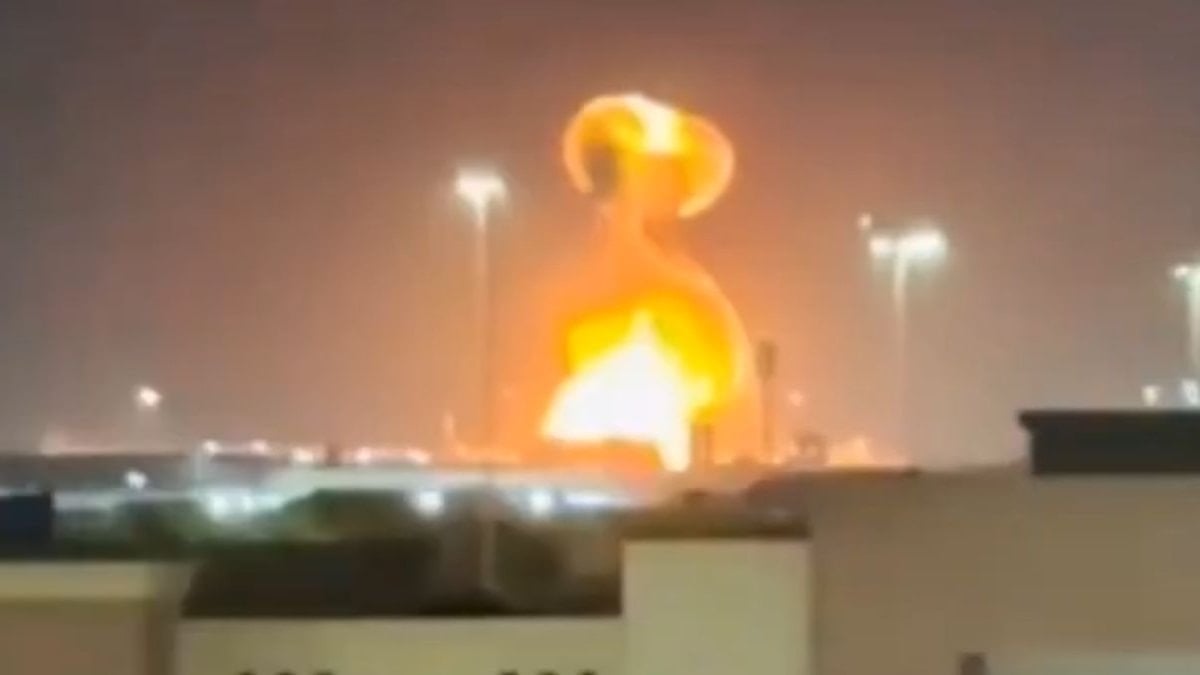 Körfez’de gerilim zirvede: İran, Suudi Arabistan'ın başkenti Riyad'ı vurdu