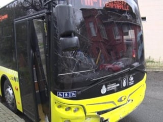 İstanbul'da İETT otobüsü kaza yaptı: 4 yaralı