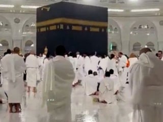 Kabe'de, Ramazan'ın son günü yağmur altında dua ediliyor