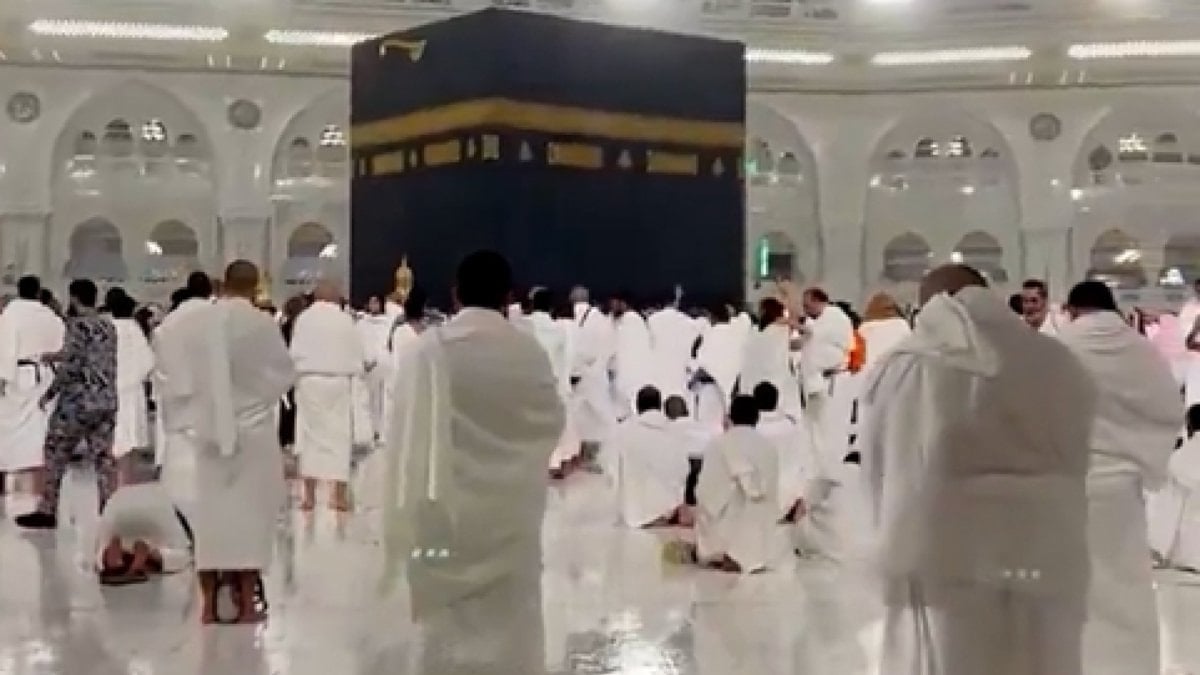 Kabe'de, Ramazan'ın son günü yağmur altında dua ediliyor