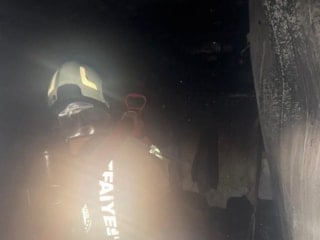 Hatay’da depremzede ailenin konteyneri alevlere teslim oldu