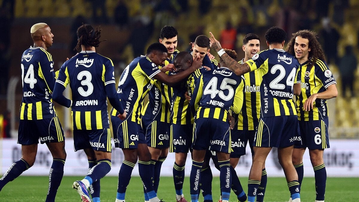 Fenerbahçeli futbolculardan şampiyonluk toplantısı