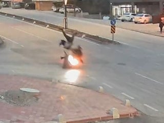 Karaman'da motosikletin çarptığı yaya havaya uçtu