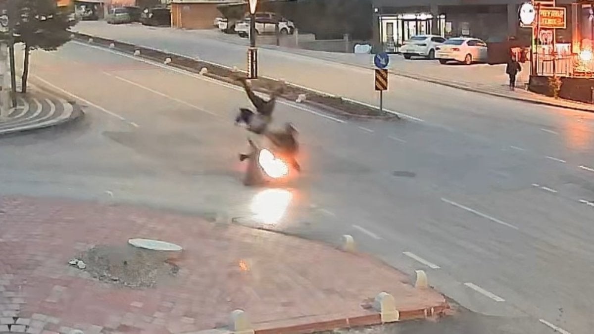Karaman'da motosikletin çarptığı yaya havaya uçtu