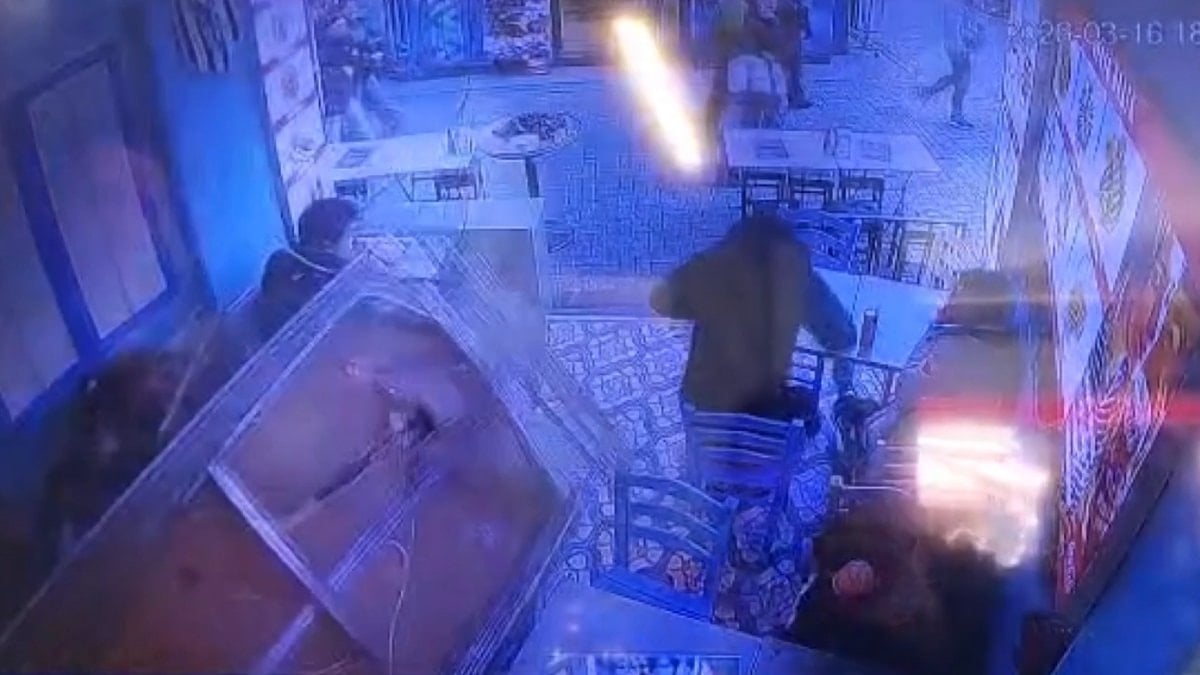 İstanbul'da balıkçının asma tavanı bebekli ailenin üzerine düştü: Doğal afet denildi