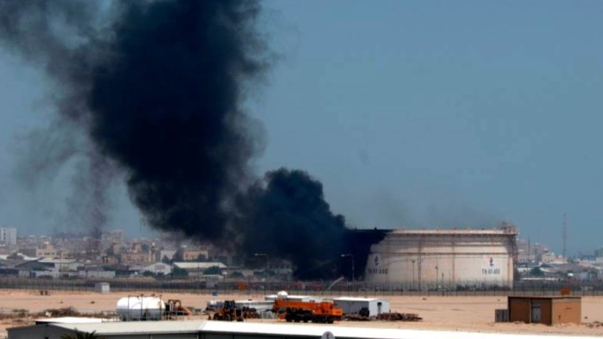 İran, Kuveyt'in Mina el-Ahmadi petrol rafinerisini İHA ile vurdu