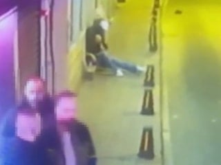 Beyoğlu’nda uyuyan kişinin telefonunu çalan zanlı suçüstü yakalandı