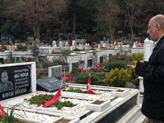 Depremzedeler, bayram arifesinde yakınlarını mezarlıkta andı