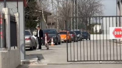 Bursa'da alıkonulduğu yerden kurtarılan çocuk annesiyle buluştu