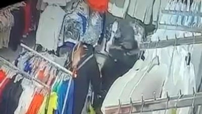 İstanbul'da bayramlık çikolata ve kıyafet çaldılar: Hırsızlık anları kamerada