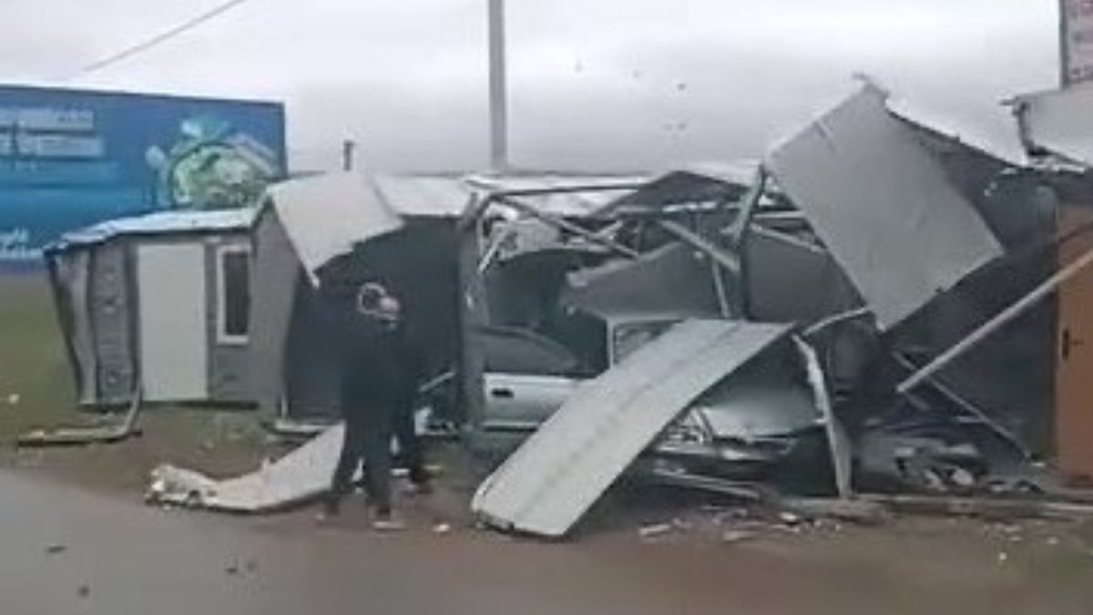 Bursa’da otomobil prefabrik yapıya çarptı