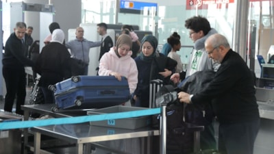 İstanbul havalimanlarında bayram yoğunluğu: Ek seferlerle yolcular rahatlatılmaya çalışılıyor