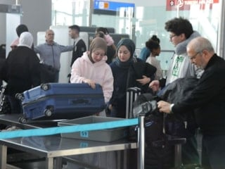 İstanbul havalimanlarında bayram yoğunluğu: Ek seferlerle yolcular rahatlatılmaya çalışılıyor