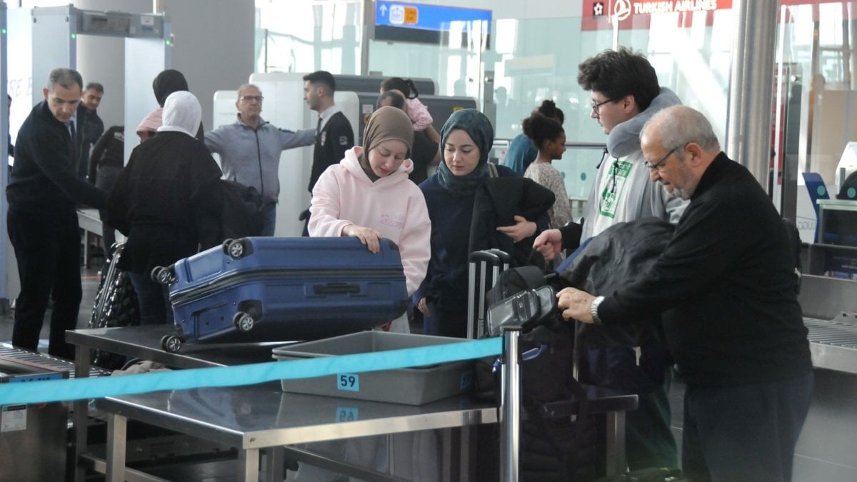 İstanbul havalimanlarında bayram yoğunluğu: Ek seferlerle yolcular rahatlatılmaya çalışılıyor